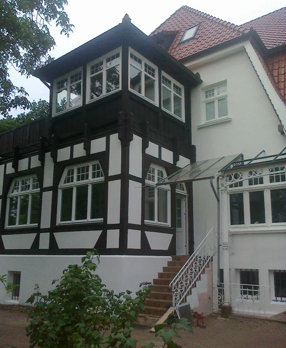 Zabudowa okien w kamienicy z werandą